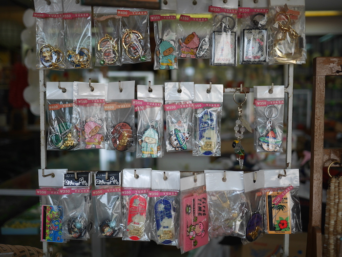 青島神社のお土産屋2